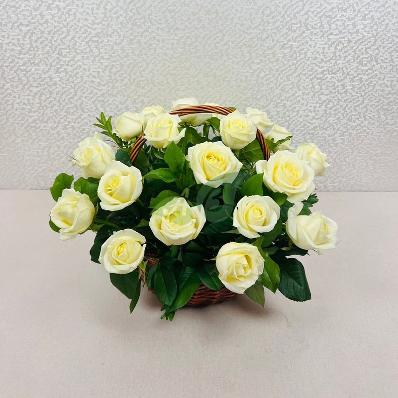 Розы и папоротник в корзине